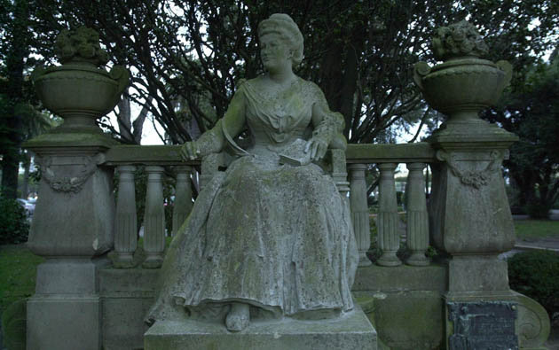 La pátina del tiempo contribuye a ennoblecer la estatua de E. Pardo Bazán, en los jardines de Méndez Núñez de "Marineda"