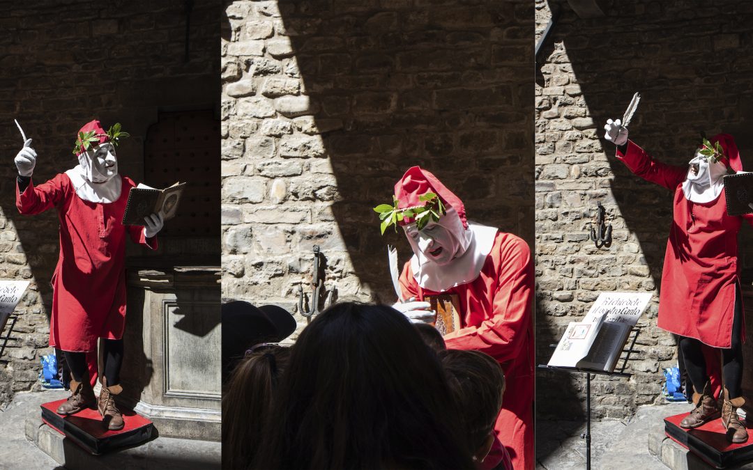 O 14 de maio de 2019) sorprendemos a DANTE ALIGHIERI recitando pasaxes da Divina Comedia, diante da porta da que fora a súa casa en Florencia, para gozo de turistas e escolare