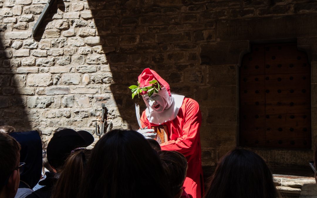 El mismísimo Dante recita la Divina Comedia a las puertas de su casa en Florencia.
