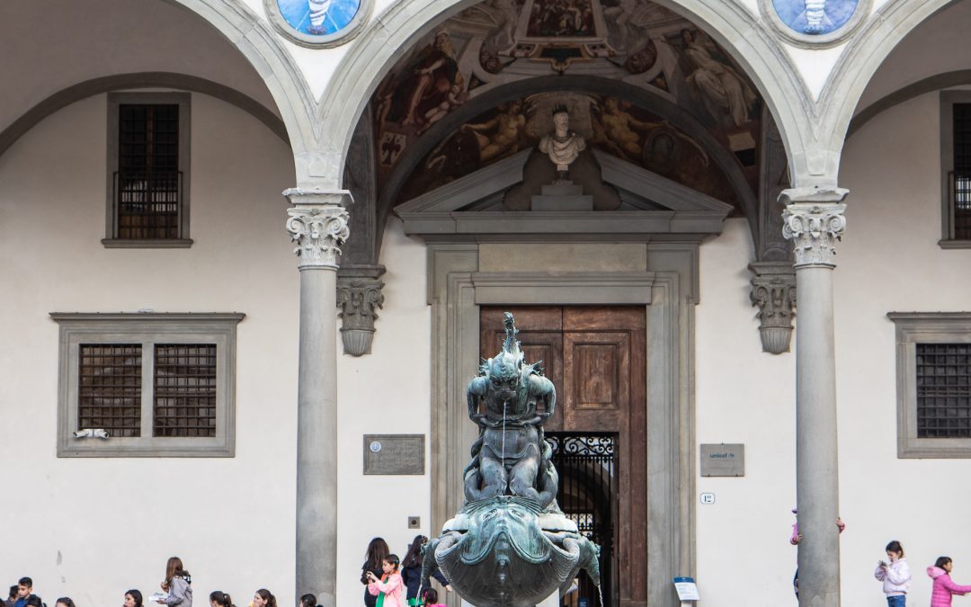 El florentino “Ospedali degli innocenti” con el pórtico de Bruneleschi y los medallones, de terracota, con niños en pañales, de della Robbla . Primer orfanato europeo fundado en 1421.