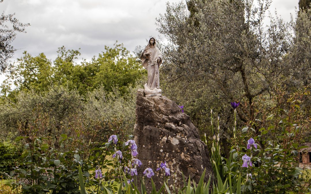 Todos los pueblos tienen una Virgen para dejarnos como estamos, o no. En la foto de LILA la venerada Virgen del pueblo de Fonti Rutoli, que no sabemos bien lo que hizo con su pueblo.