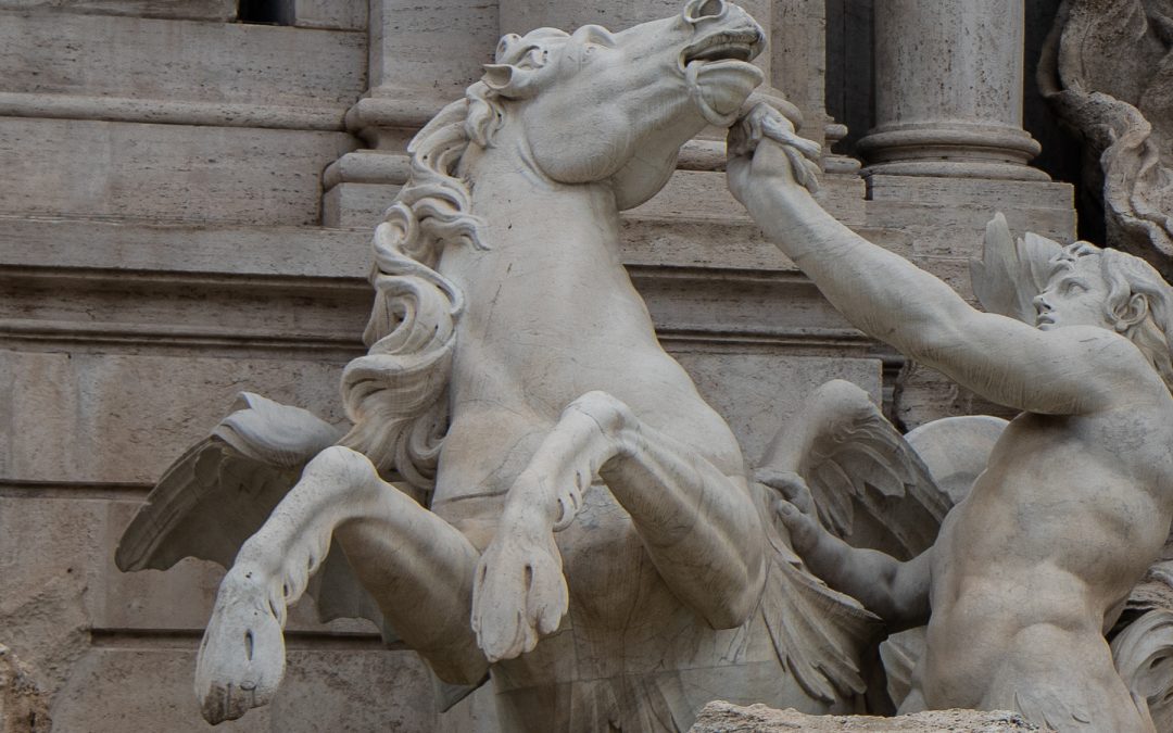 Belleza y fuerza del caballo alado de la Fontana di Trevi, que se resiste a la brida.