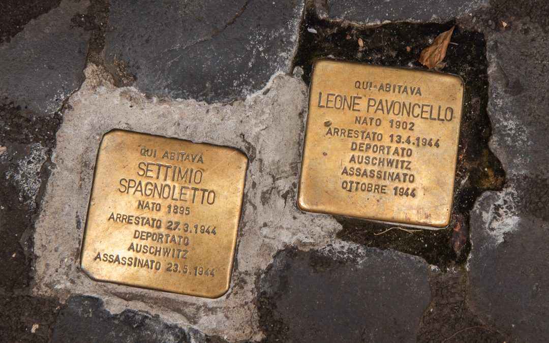“Stolpersteine”: ladrillos de bronce dorado, incrustados en el suelo delante de las puertas de las casas de donde sacaron a los judíos para llevarlos a los campos de exterminio. En ellos figura el nombre y los datos de cada víctima.