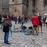 La plaza do Obradoiro con peregrinos, turistas, viajeros y visitantes que, sabiéndolo o no, responden a la ambigua llamada de un Xacobeo con mascota.